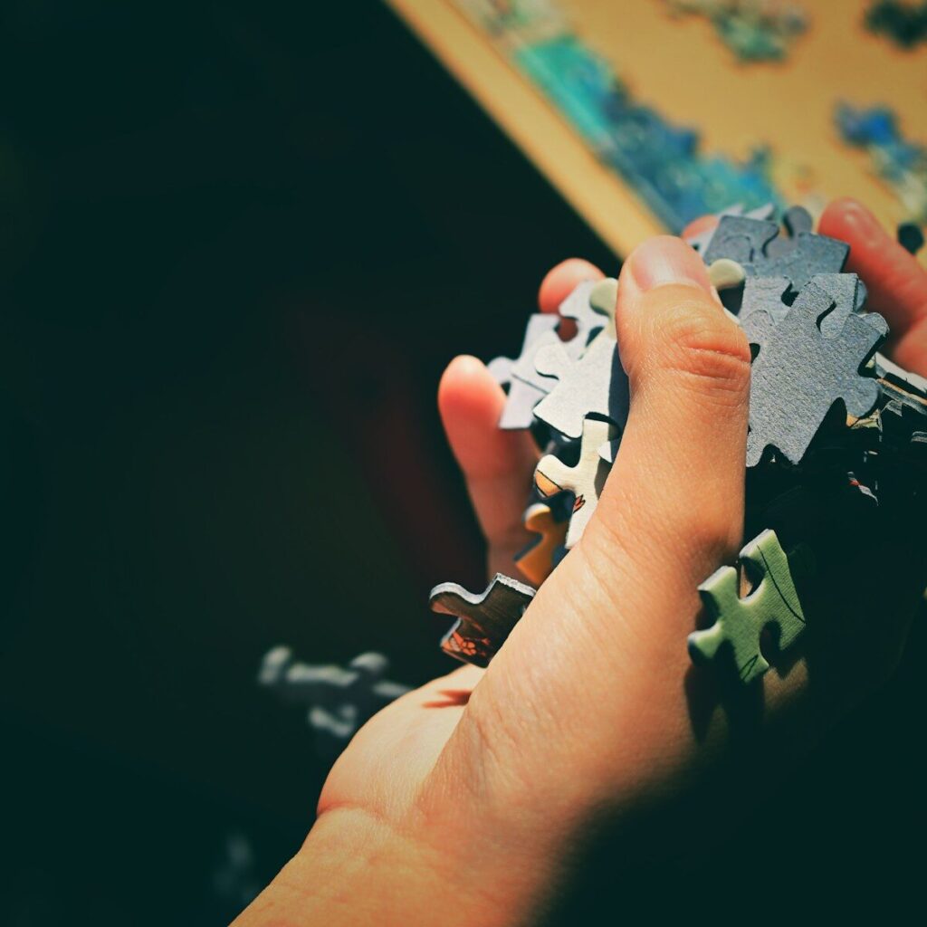 Une personne tenant des pièces de puzzle dans sa main