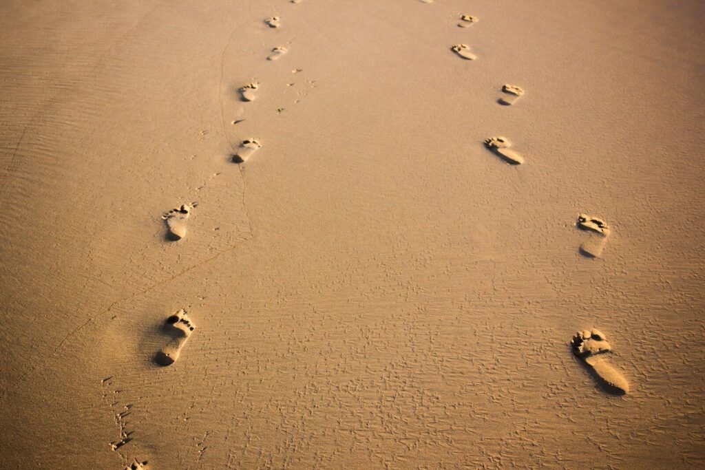 traces de pas dans le sable
